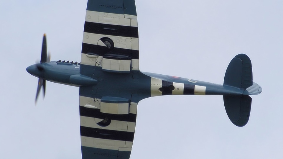 Ukázka invazních pruhů na letounu Spitfire
